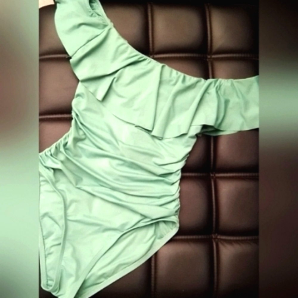 La Blanca Island Goddess Off Shoulder Ruffle Sea Foam Green Swimsuit SZ 6